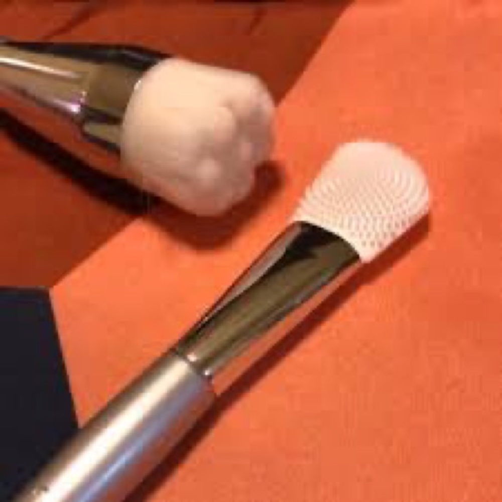 ✨NEW in package✨Cosmedix Skincare Brush Set of 2